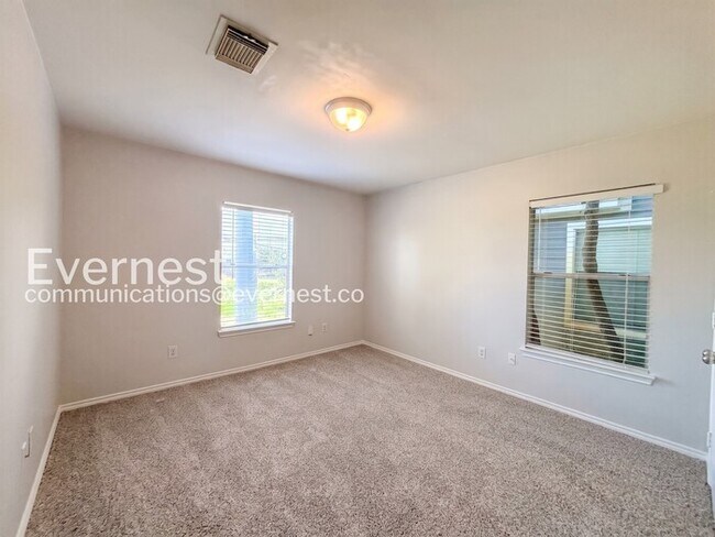 Building Photo - 2Bed / 2Bath Spacious Town Home with Fenced Yard and Garage / Available Noq!