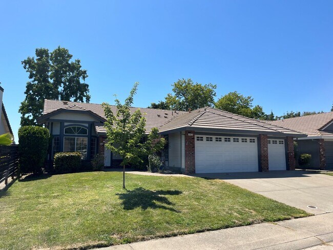 Building Photo - Available July 1st. New Renovated!
