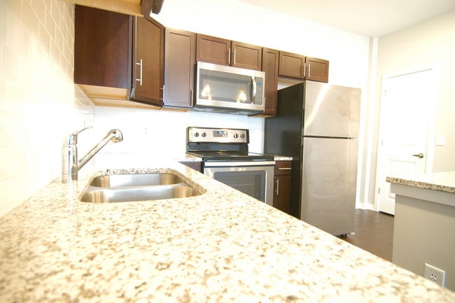 Building Photo - 2 Bedroom in Solo East Condos of Nashville!!