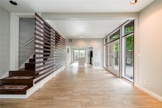Building Photo - 650 Cleburne Terrace NE