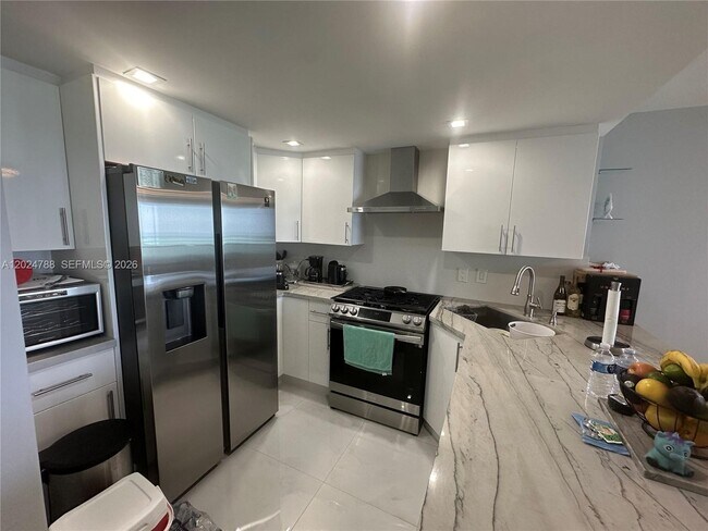 Building Photo - 2030 S Ocean Dr