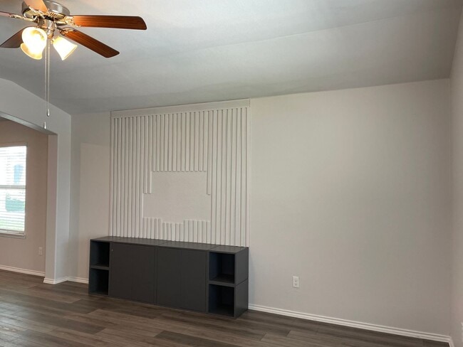 Building Photo - Available Now | Modern Single-Story 3 Bed, 2 Bath | Separate Office/Den | Big Yard | Pet Restrict...