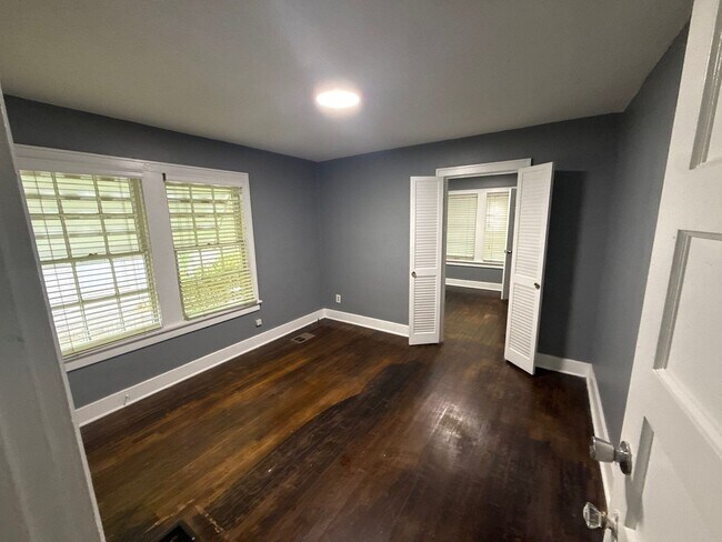 Building Photo - 4 Bed | 2 Bath | Detached Garage | Spacious Living