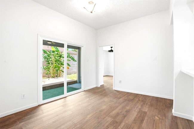Building Photo - 16007 Ridgegreen Dr