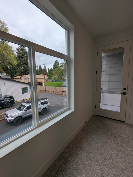 Building Photo - 5041 SE King Rd