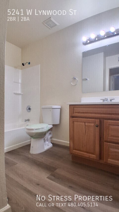 Building Photo - 5241 W Lynwood St