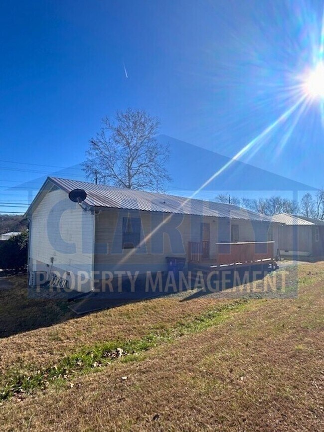 Building Photo - 3014/3016 Blue Springs Rd