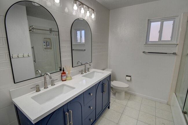 Building Photo - Beautiful Estate in the Heart of the NE Heights