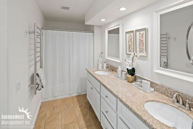 Building Photo - Bright and Modern 2Bdm 2Ba Townhome with Private Patio in Scripps Ranch!
