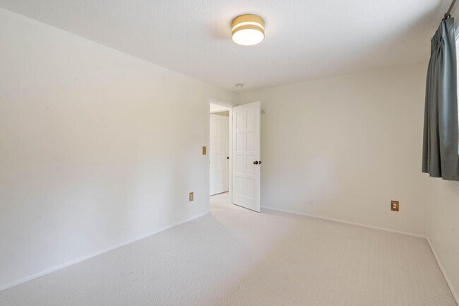 Building Photo - 13745 Cameo Ct