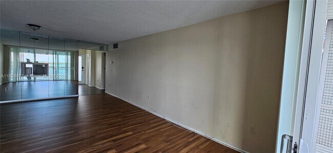 Building Photo - 1175 NE Miami Gardens Dr