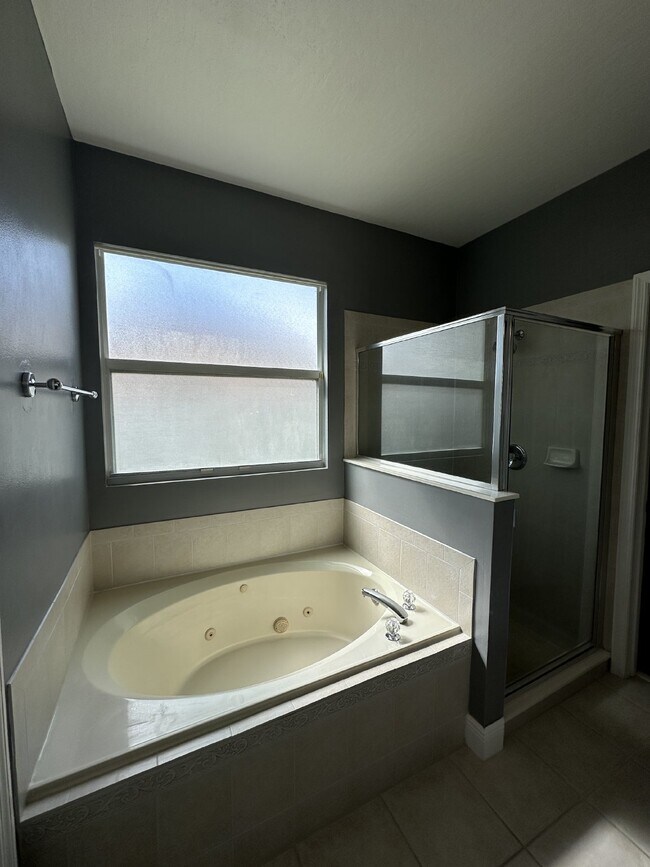 Building Photo - Spacious 4-Bedroom Home in Melbourne, FL w...