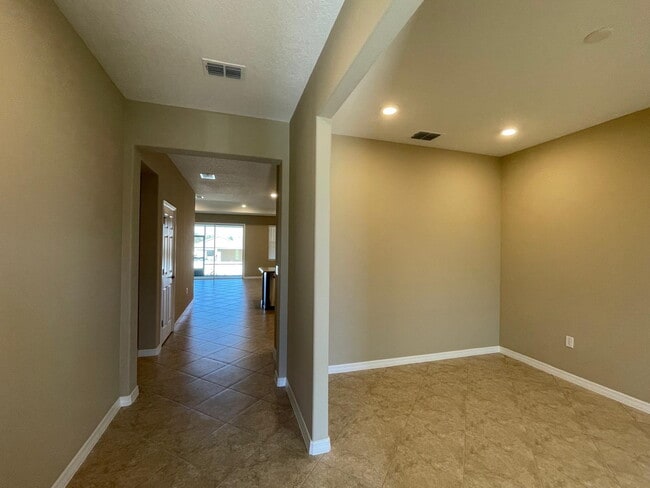 Building Photo - ***Move-In Special: 2 Weeks Free Rent! | B...