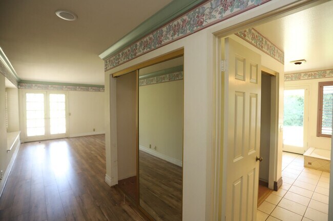 Building Photo - 460 S Bridge View Dr