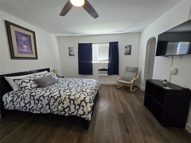 Building Photo - 2305 Monroe St