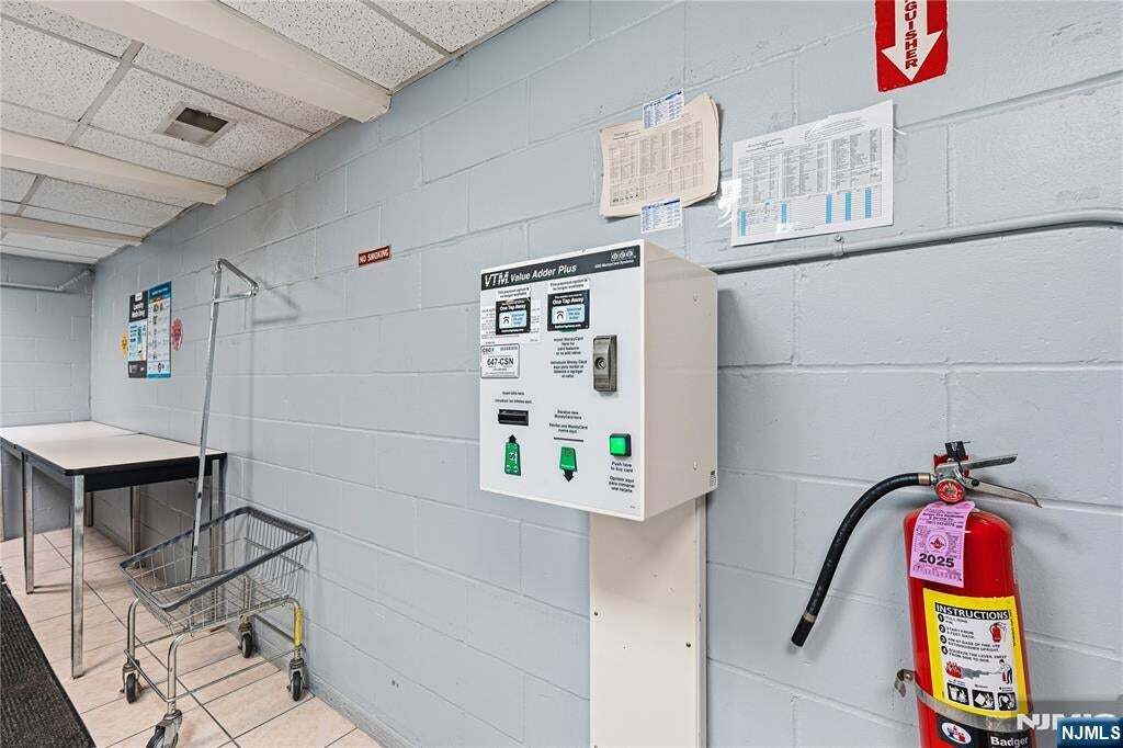 Building Photo - 905 River Rd