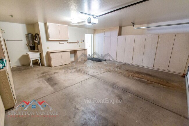 Building Photo - 10864 E Lindner Ave