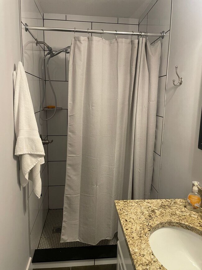 Building Photo - Knoxville 37914 - Adorable 2 bedroom, 1 bath home - Contact Lisa Vineyard and Shannon Russell (86...