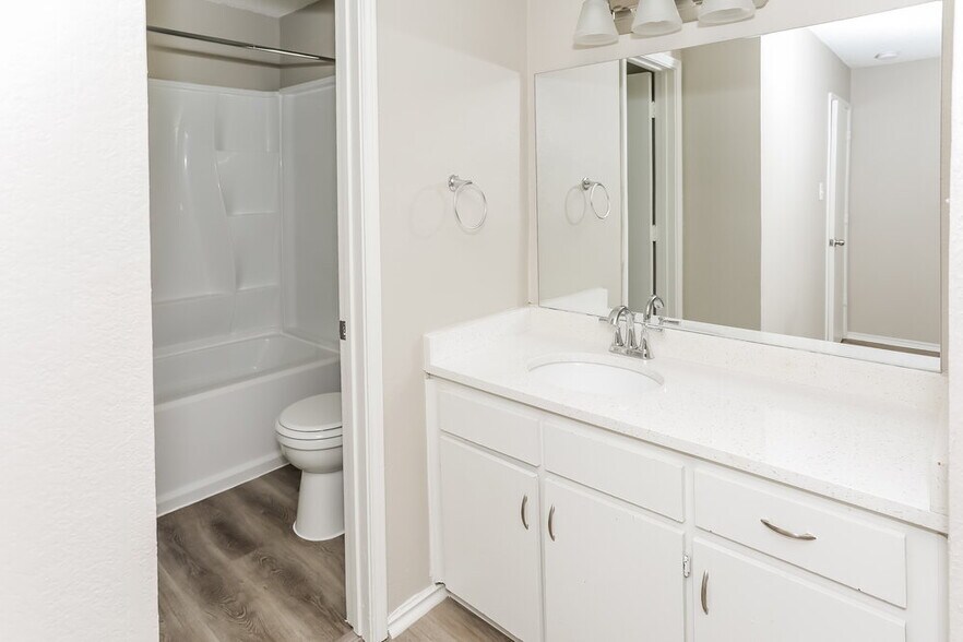 Building Photo - 6004 Cool Springs Dr