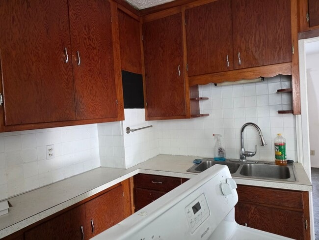 Building Photo - 2 bedroom 1 bath single family home