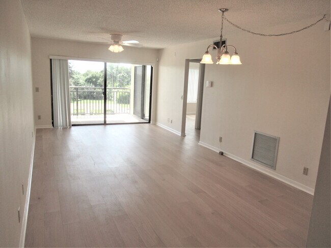 Building Photo - Water/Pool Front 2/2 Annual Unfurnished Condo 3rd  Floor Villa Palma Del Mar