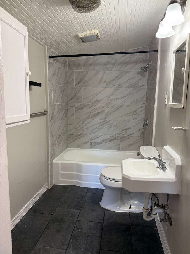 Building Photo - Beautiful Two Bed/One Bath Close to the Mi...