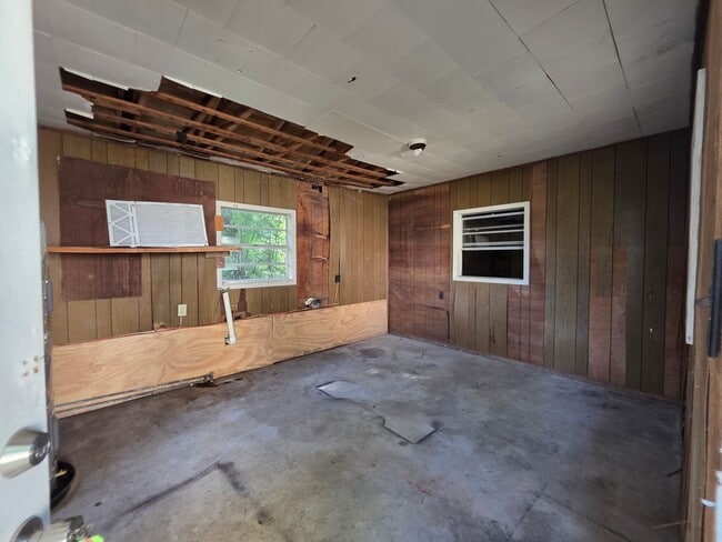 Building Photo - Cute 2BR/1BA House on Corner Lot