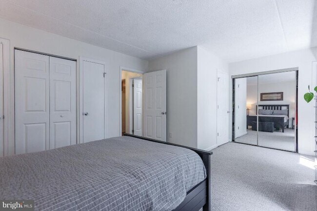 Building Photo - 22 Hermitage Dr