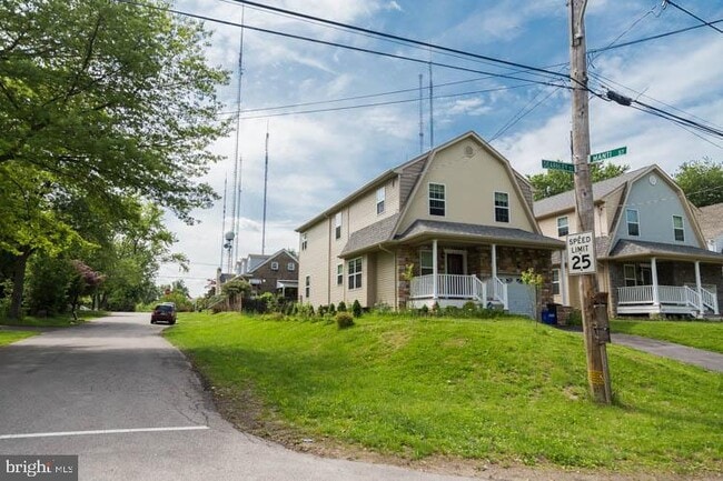 Building Photo - 415 Dearnley St