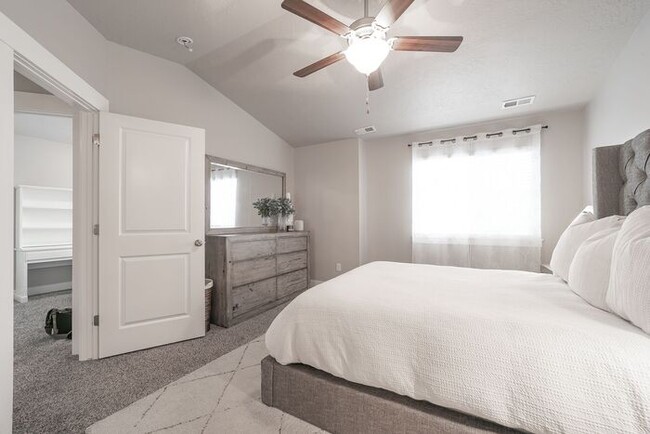 Building Photo - Text RENT to +18019018302