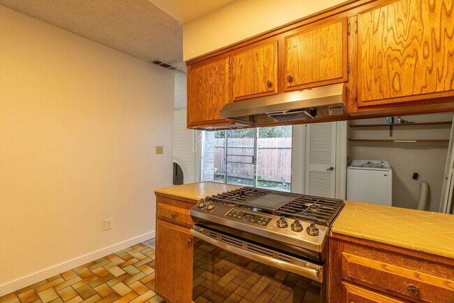 Building Photo - 1077 Rivara Rd