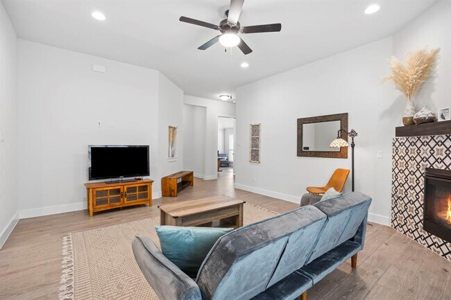 Building Photo - 532 Elm Green St