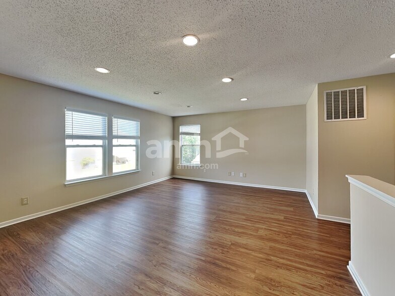 Building Photo - 870 Streamside Dr