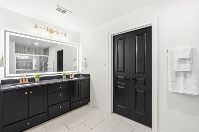 Building Photo - 8912 Wildwood Way