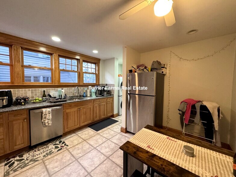 Building Photo - 202 Calumet St