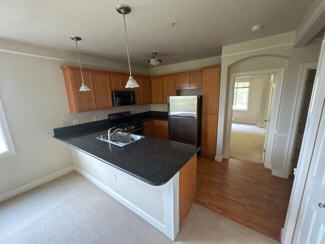 Building Photo - 2B, 2BA upstairs condo in SW Renton with g...