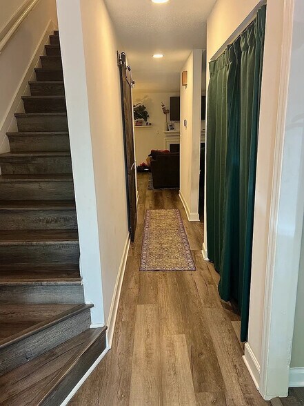 Building Photo - Room in Townhome on Willow Bridge Dr