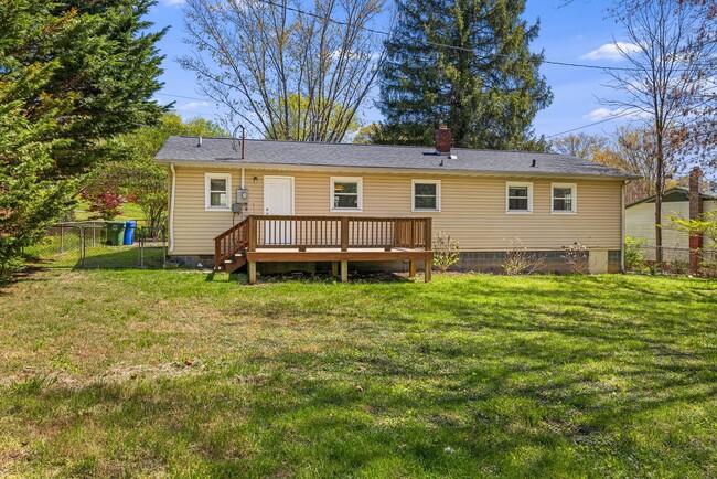 Building Photo - 3-Bedroom West Asheville Ranch with Bonus ...