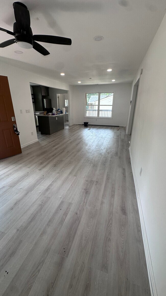 Large Living Area - 2221 Jernigan Dr SE