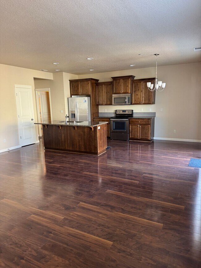 Building Photo - Amazing 3 bedroom home