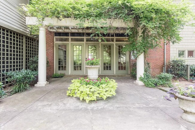 Primary Photo - Beautiful Historic Carriage House in Highl...