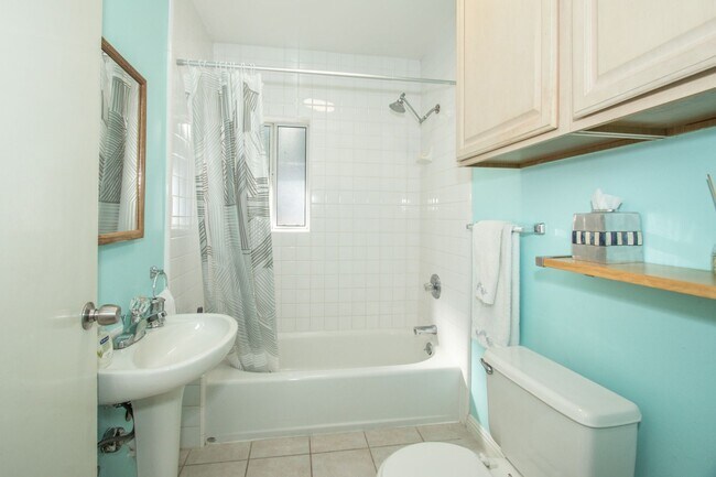 Building Photo - Charming Bungalow in Desirable Community Center Neighborhood!