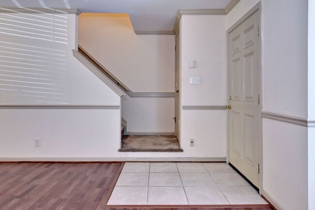 Building Photo - Nicely Updated Townhome