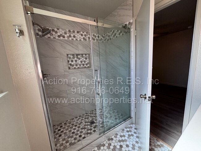 Building Photo - Updated 2 Bed, 2 Bath Duplex - 2 Car Garage - Two Large Patios - Close to Shopping, Restaurants, ...