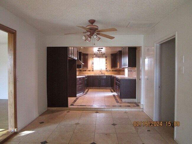 Building Photo - East Bakersfield Ready to Move In House wi...