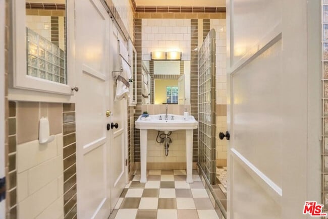 Building Photo - 1847 E Del Mar Blvd