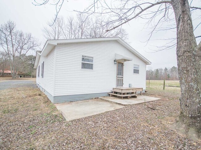 Building Photo - Nice Country Setting