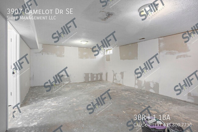 Building Photo - 3907 Camelot Dr SE