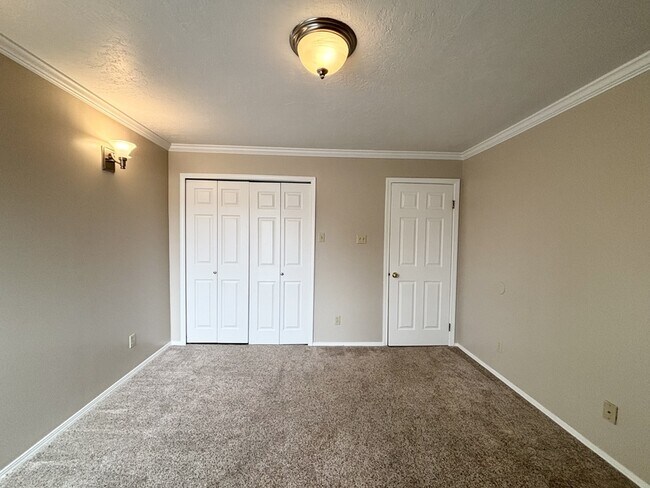 Building Photo - 1201 E 5600 S