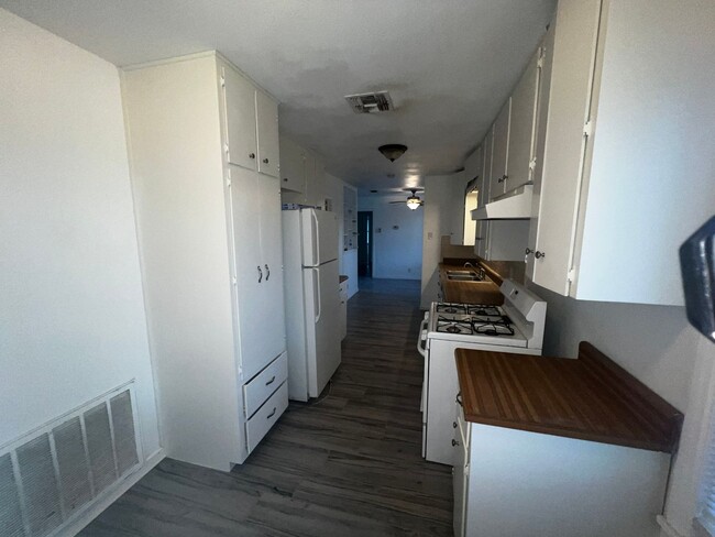 Building Photo - 3/2/2 home on a quiet street. Centrally lo...
